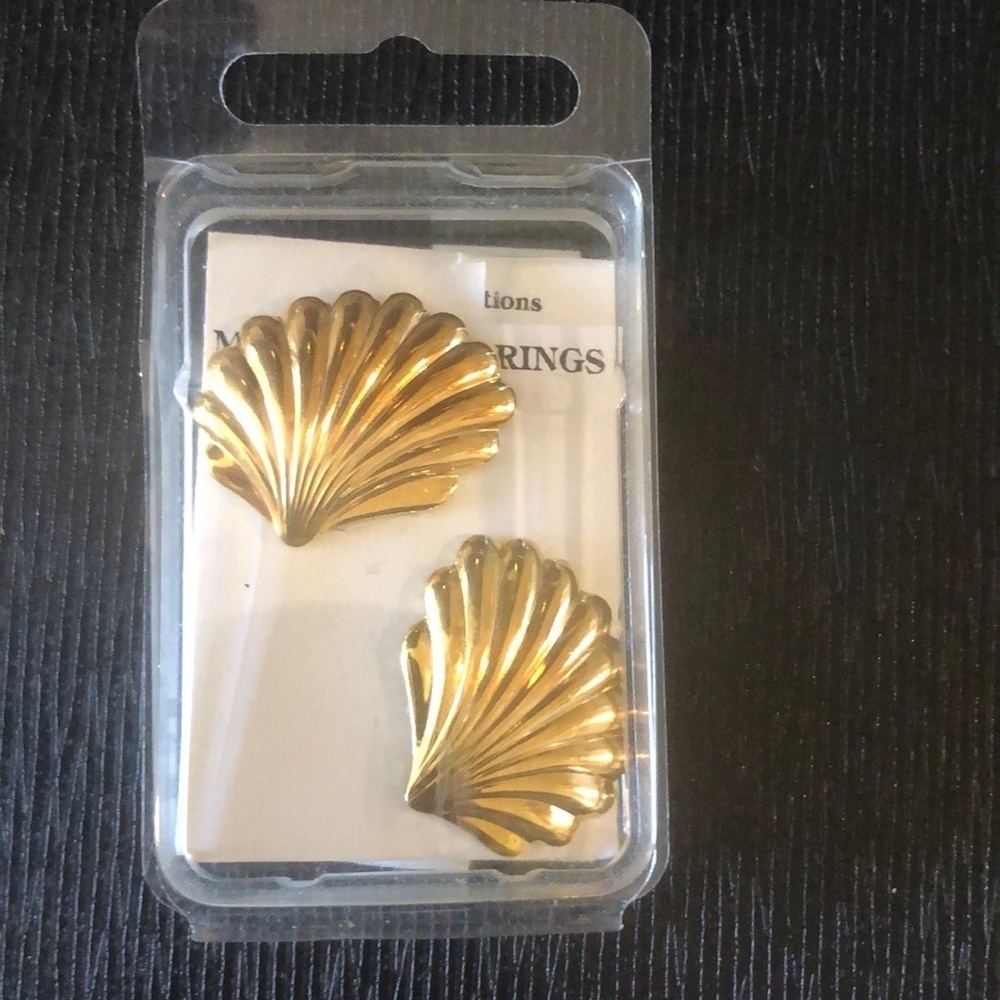 Scallop Shell Magnetic Earrings, Gold tone, 1” 🆕 Vintage (90s) Double
